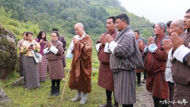 Are the Beliefs of Martyrs Who Risk Their Lives Born of Awakening or Brainwashing?